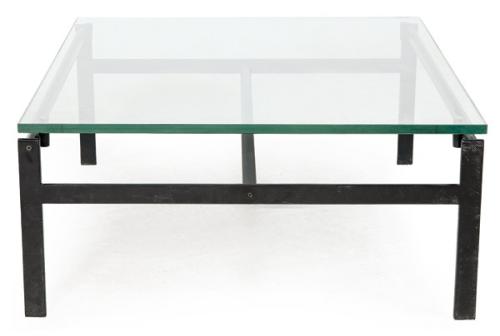  Mesa de centro, con estructura de hierro pintado en negro al horno, y tapa rectangular de vidrio.