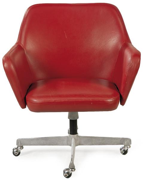  Silla giratoria de oficina, regulable en altura, base cromada con ruedas de Martínez Medina. Estructura de tubo metálico cromado, asiento y apoyabrazos tapizados en simil piel roja.  
