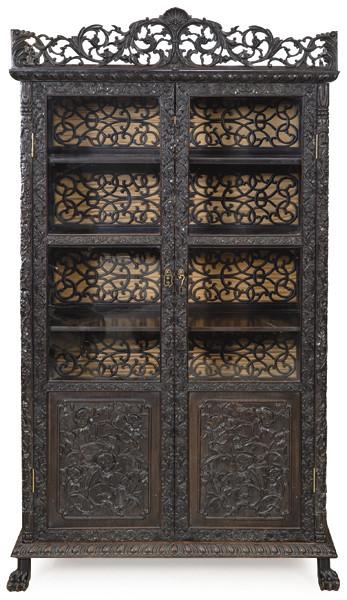 Vitrina china de madera tallada y calada en negro, Dinastía Qing S. XIX.