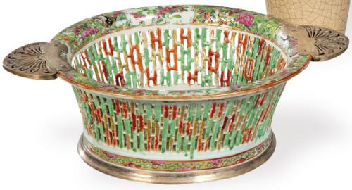  Centro de mesa de porcelana china de Cantón con aplicación de plata en pie y asas, Dinastía Qing S. XIX.