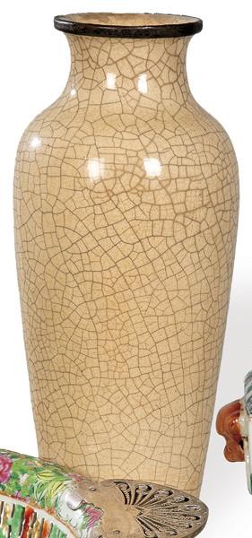  Jarrón chino con vidriado color crema craqulado, Dinastía Qing ff. S. XIX pp. S. XX.