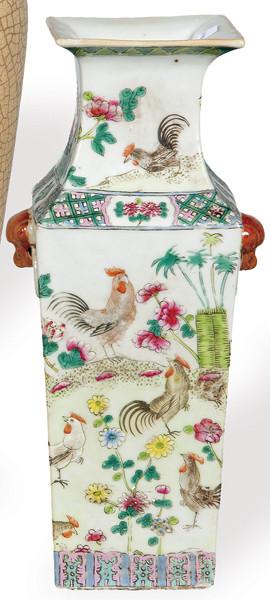  Jarrón prismático de porcelana china con decoración de esmaltes de la Familia Rosa, Dinastía Qing S. XIX.