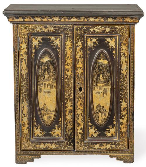  Pequeño cabinet chino de madera lacada y dorada, Dinastía Qing S. XIX.
