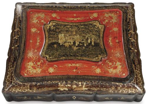  Caja para mantón de Manila de madera lacada en negro y rojo y decoración dorada, China Dinastía Qing S. XIX.