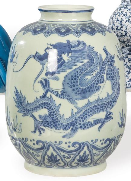  Jarrón de porcelana china azul y blanco, con marca de sello "Gran Dinastía Qing periodo de Qianlong" h. 1970.