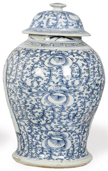  Tibor de porcelana china azul y blanco, Dinastía Qing S. XIX.