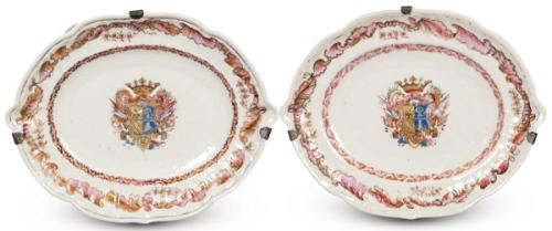 Pareja de pequeñas fuentes de porcelana de Compañía de Indias blasonada con esmaltes de la Familia Rosa, Dinastía Qing, época de Qianlong (1736-95) con las armas de José Raón y Gutierrez h. 1769.