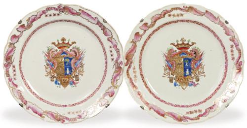 Pareja de platos de porcelana de Compañía de Indias blasonada Raon