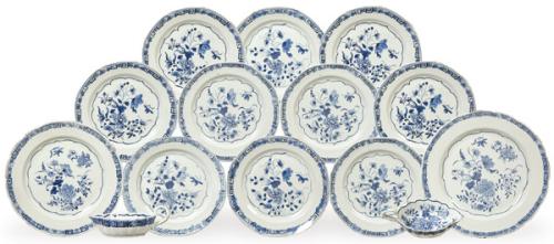  Servicio de mesa de porcelana de Compañía de Indias azul y blanco, Dinastía Qing, época de Qianlong (1736-95)