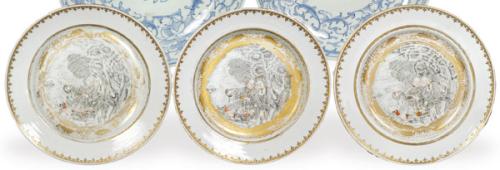  "Los Peregrinos de la Isla de Citera". Tres platos de porcelana de Compañía de Indias en grisalla y oro, Dinastía Qing época de Qianlong (1736-95) h. 1740-50