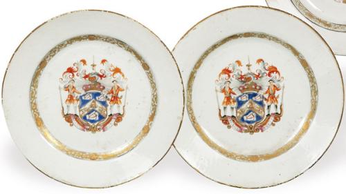  Pareja de platos hondos blasonados de porcelana de Compañía de Indias para el mercado escocés con las armas de Mackay, Dinastía Qing, época de Qianlong (1735-95) h. 1740.