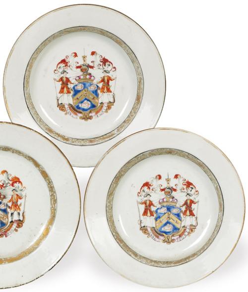 Pareja de platos hondos blasonados de porcelana de Compañía de Indias para el mercado escocés con las armas de Mackay, Dinastía Qing, época de Qianlong (1735-95) h. 1740.