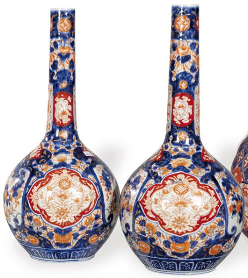  Pareja de jarrones de cuello largo en porcelana japonesa Imari, Periodo Meiji (1868-1912)