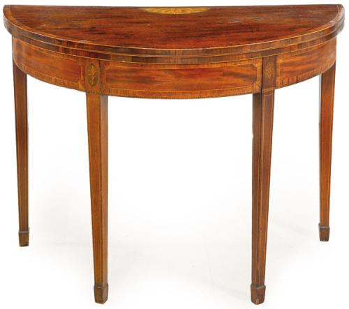  Mesa de juego Jorge III con tapa semicircular en madera de caoba, con decoración de marquetería.