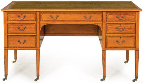 Mesa escritorio Eduardina de madera de caoba con decoración de marquetería de madera de palosanto, tapa de piel verde y monturas de metal.