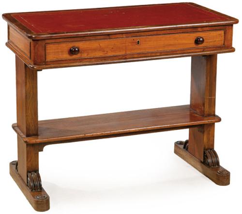  Mesa de biblioteca victoriana, Tapa rectangular con superficie para escribir en piel roja gofrada y dorada. con dos cajones en el frente con tiradores torneados, sobre pedestales en madera de caoba y estante. Inglaterra, segunda mitad S. XIX