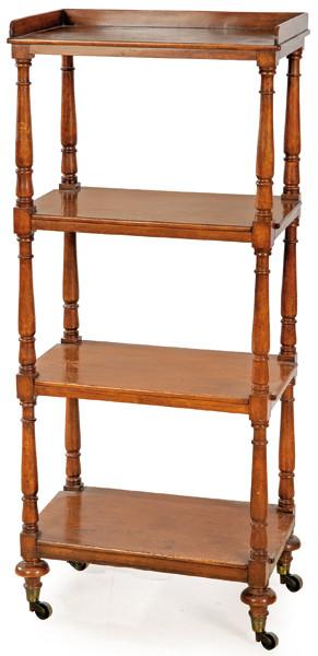  Whatnot victoriano, con cuatro estantes rectangulares, sobre montantes torneados terminados en ruedas.