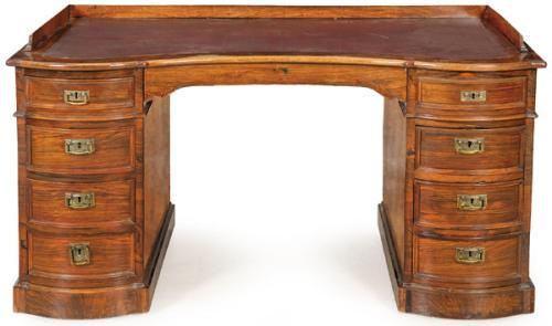 Mesa escritorio eduardina de maderade caoba con tapa con superficie para escribir de piel roja gofrada y dorada.