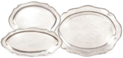 Juego de tres fuentes de plata española punzonada 1ª Ley de López dos ovales y una circular.