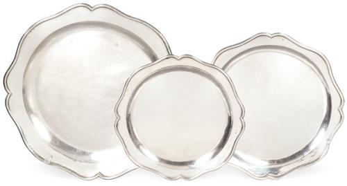 Tres fuentes circulares de borde ondulado de plata española punzonada 1 ª Ley de López dos de ellas y de García Hermanos la tercera.