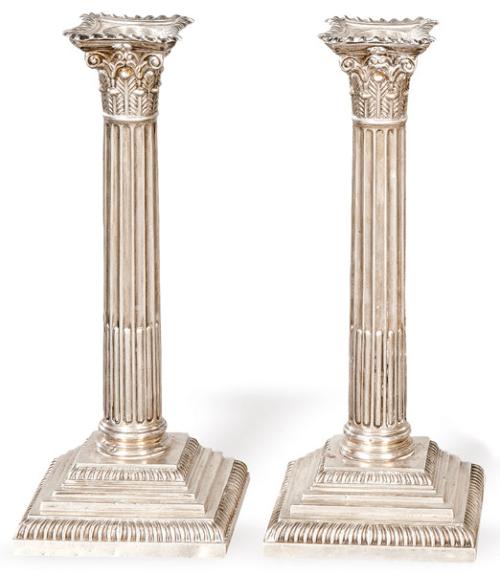  Pareja de candeleros de plata inglesa punzonada Ley Sterling de Goldsmiths & Silversmiths Co. Londres 1903.