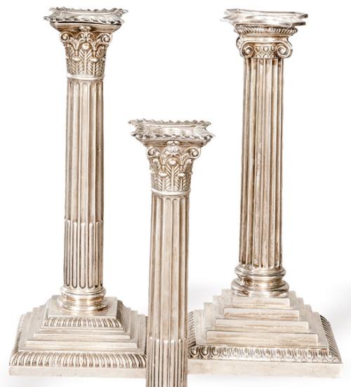  Pareja de candeleros de plata inglesa punzonada Ley Sterling de Goldsmiths & Silversmiths Co. Londres 1915