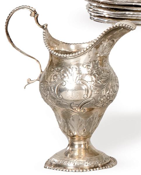  Pequeña jarra de crema de plata inglesa punzonada Ley Sterling, Londres 1821.