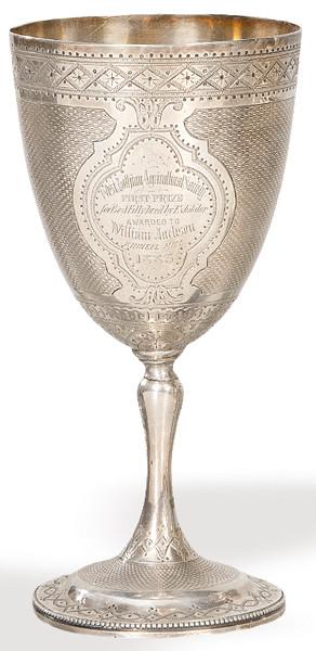Copa trofeo victoriana de plata inglesa punzonada Ley Sterling de WH, Londres 1868.