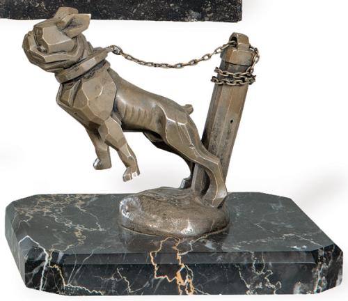 "Bull Dog Atado" car mascot Art Deco en bronce plateado de estilo cubista h. 1920.