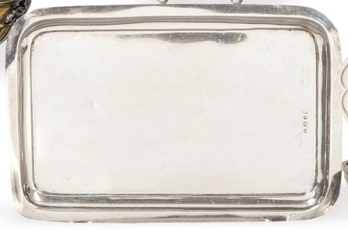 Bandeja rectangular de plata inglesa  punzonada Ley Sterling, Birmingham 1911.