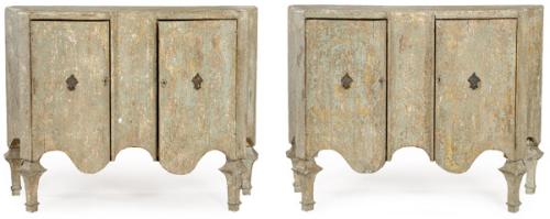  Pareja de aparadores de perfil sinuoso en madera de pino pintada, con dos puertas abatibles y tiradores de latón.