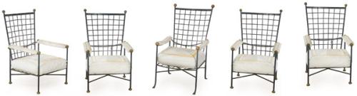  Conjunto de 5 butacas de jardín con estructura de varilla tubular de hierro entrelazado y pintado, con remates en forma de bola de latón.