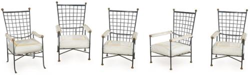  Conjunto de 5 butacas de jardín con estructura de varilla tubular de hierro entrelazado y pintado, con remates en forma de bola de latón.