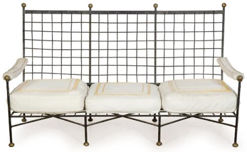  Canapé de jardín con estructura de varilla tubular de hierro entrelazado y pintado, con remates en forma de bola de latón.