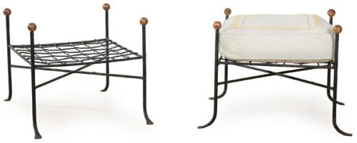  Pareja de reposapiés de jardín con estructura de varilla tubular de hierro entrelazado y pintado, con remates en forma de bola de latón.