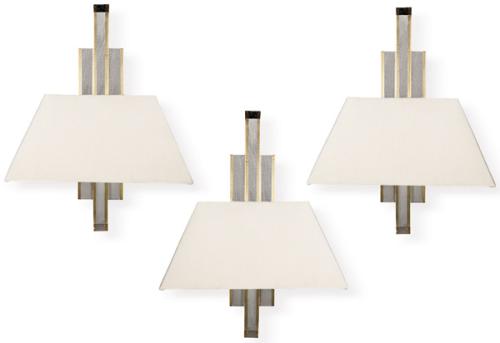 Conjunto de tres apliques de pared, con estructura de diseño geométrico de metal y latón, y tulipas de tela beige.