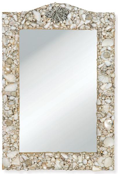  Espejo de Gastón y Daniela, con marco de madera revestido de conchas marinas naturales, caracolas y fragmentos nácar, dispuestos manualmente. Faltas.