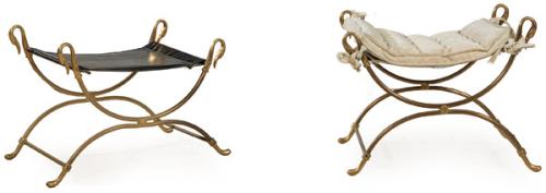  Dos banquetes tipo Curule de estilo clásico posiblemente para Maison Jansen. Realizadas en latón rematado por cabezas de cisnes y asiento en piel en color ambar. Francia 1950-1960
