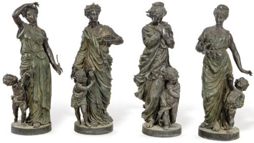 Grupo de cuatro esculturas de diosas clásicas en bronce patinado.
