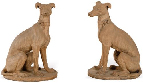 Pareja de perros sentados en terracota.
