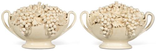 Pareja de centros de mesa en forma de copas con racimos de uvas y hojas en cerámica esmaltada en blanco de Bassano. Con marca en azul cobalto en la base.