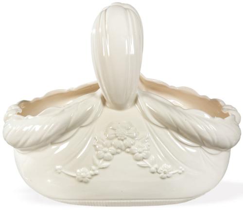 Cesta en cerámica modelada y esmaltada en blanco de Hispania.