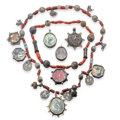  Pareja de collares populares - relicarios (zona de Zamora, Salamanca y León) uno de ellos con cuentas de coral y el otro cuentas de vidrio, con bollagras y carretes calados en plata. S. XVII - XVIII.