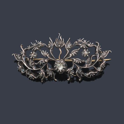  Broche calado con diseño vegetal enriquecido con diamantes talla rosa. S. XVIII.