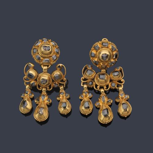  Arracadas populares con diamantes talla tabla y rosa en montura de oro amarillo de 18K. S. XVIII.