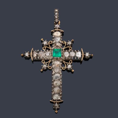 Cruz con diamantes talla rosa y esmeralda central. S. XIX.