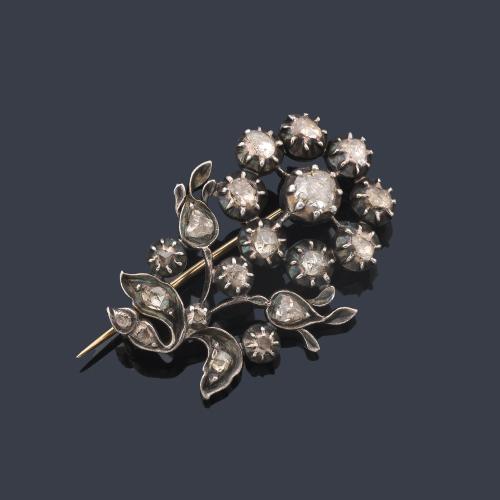Broche en forma de flor con diamantes talla holandesa y rosa embutidos en la trasera. S. XVIII.