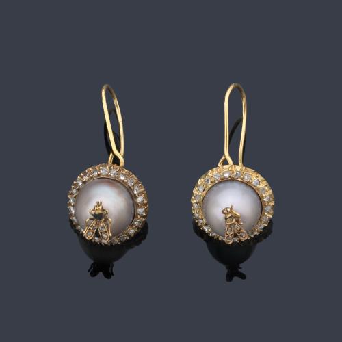  Pendientes largos con pareja de perlas tipo botón con una pequeña mosquita en la parte central. S. XIX.