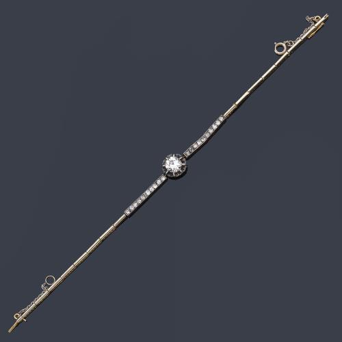  Pulsera de pedida con diamante central talla 'old cut' de aprox. 1,00 ct y banda de diamantes talla rosa en ambos lados. Circa 1920.