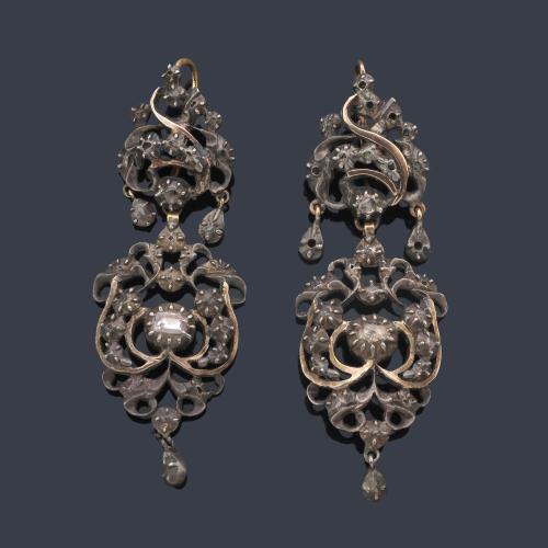  Pendientes populares largos con diamantes talla rosa de aprox. 0,75 ct en total. S. XVIII - S. XIX.